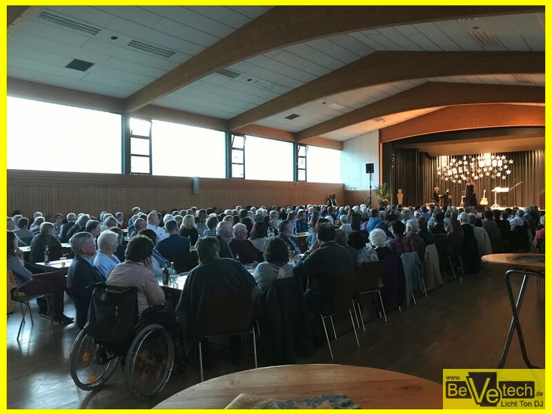 2017-04-29_Weisstaler_Frauenchor_Melodia_in_der_Adolf_Saenger_Halle_in_Niederdielfen_04.JPG